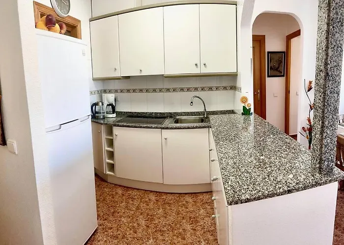 Cozy 350 Meters From The Beach. דירה טורבייחה