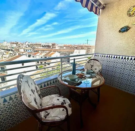 Cozy 350 Meters From The Beach. דירה טורבייחה