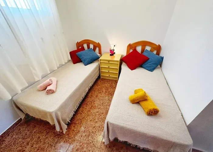 Cozy 350 Meters From The Beach. דירה טורבייחה