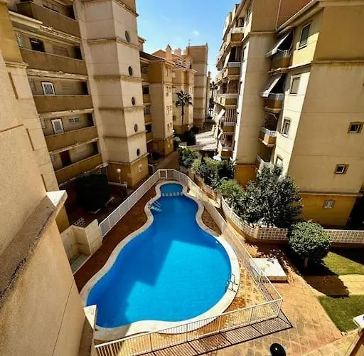 Cozy 350 Meters From The Beach. דירה טורבייחה