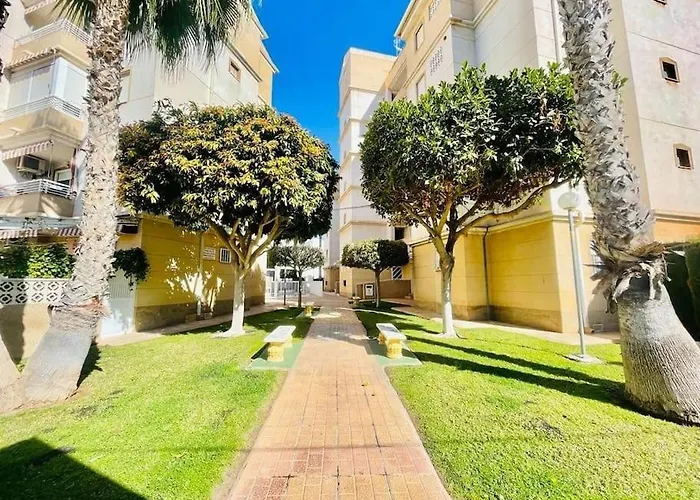 Cozy 350 Meters From The Beach. דירה טורבייחה
